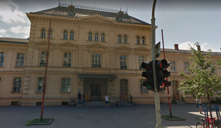 Agresivní žena napadla uklízečku na nádraží. Chytla ji za vlasy a mlátila hlavou o zeď dokud neupadla