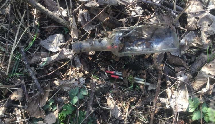 Během víkendu strážníci zlikvidovali osmnáct injekčních stříkaček