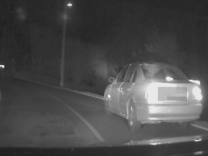 VIDEO: Muž ujížděl policejní hlídce. Měl zákaz řízení a byl na drogách