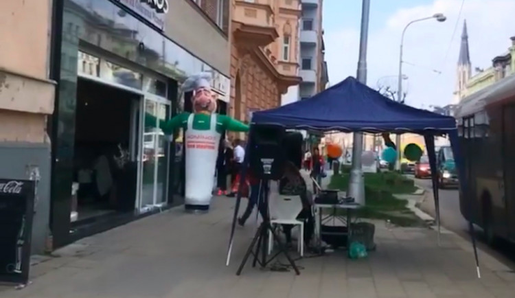 Provozovatel si na Masarykově třídě postavil stánek s hlasitou hudbou, neměl na něj povolení