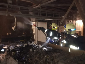 FOTO: Hasiči v noci na dnešek zasahovali u požáru plastů a gumy v průmyslovém areálu