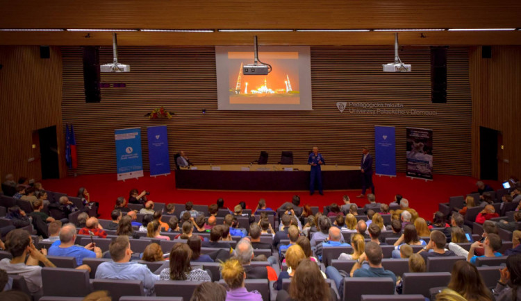 Lidstvo by se mělo rozšířit minimálně na blízké vesmírné objekty a založit si tam kolonie, říká astronaut Andrew Feustel