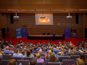 Lidstvo by se mělo rozšířit minimálně na blízké vesmírné objekty a založit si tam kolonie, říká astronaut Andrew Feustel