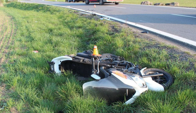 Zraněním motorkáře skončila nehoda, ke které došlo kvůli předjíždění