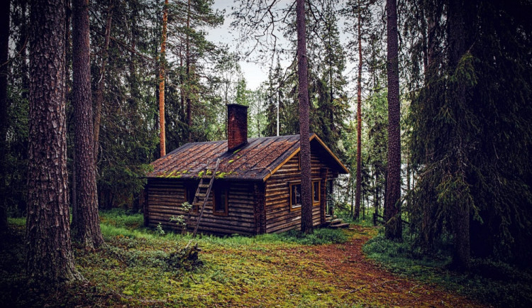 Bezdomovec se přes zimu nastěhoval do chaty. Počítal s tím, že ho majitelé přistihnou