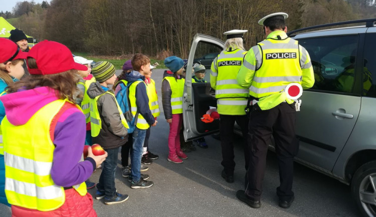Děti během dopravně preventivní akce rozdávaly řidičům jablka a citróny