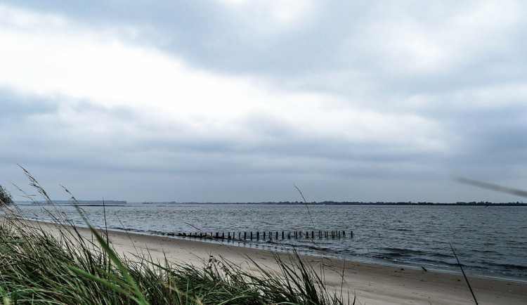 POČASÍ NA PÁTEK: Bude vát čerstvý, místy nárazový vítr a bude oblačno