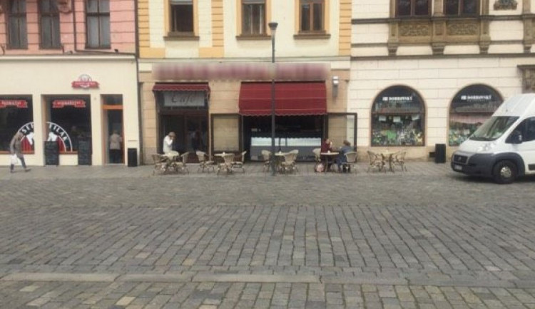 Majitel Aidy na Horním náměstí neměl povolení na stoly a židle před cukrárnou
