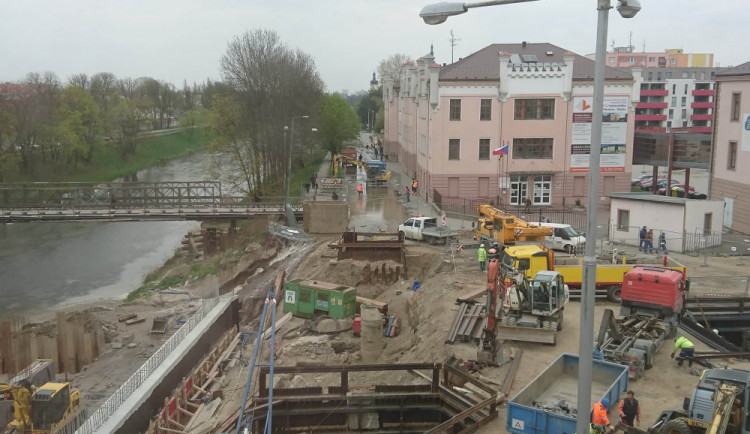 VIDEO: Dělníci překopli řad, který vede vodu Olomoucí. V domech v okolí havárie teče kalná voda