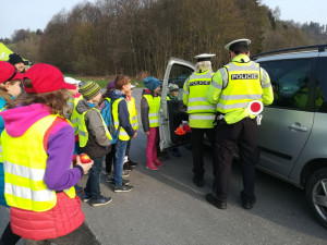 Děti během dopravně preventivní akce rozdávaly řidičům jablka a citróny