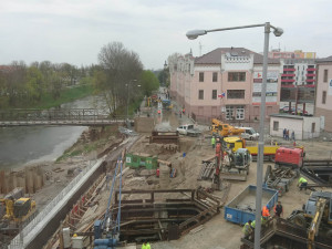 VIDEO: Dělníci překopli řad, který vede vodu Olomoucí. V domech v okolí havárie teče kalná voda