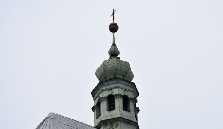 Hranice uzavřely pro dopravu náměstí, hrozí pád věžičky kostela