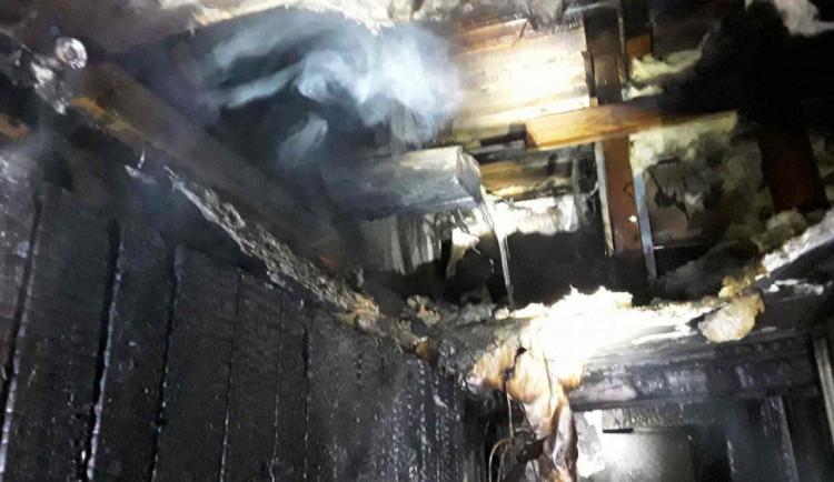 V Lipové-lázních na Jesenicku vyhořela střecha ubytovací chaty
