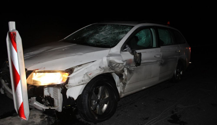 Řidič škodovky vypil lahev vína, usedl za volant a na dálnici naboural do svodidel