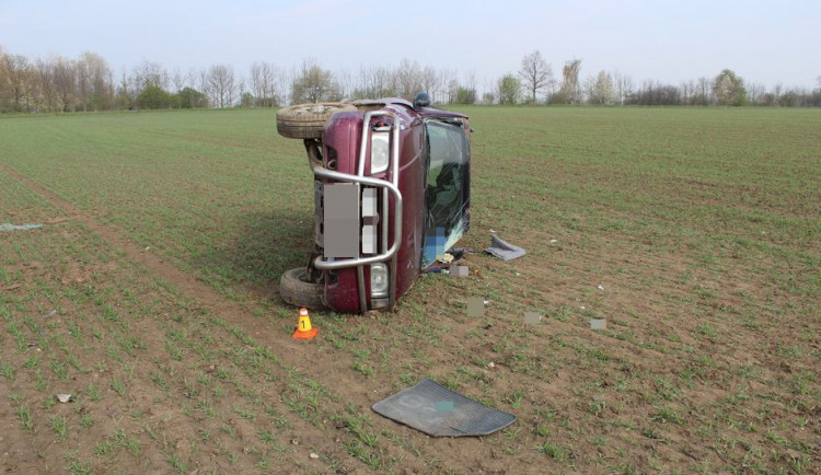 U Štěpánova havaroval starší řidič, těžce zraněný zůstal zaklíněný v autě
