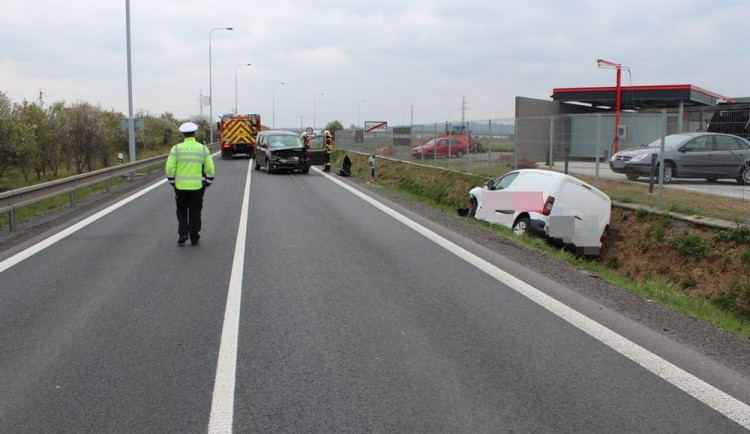 Seniorka přejela Mercedesem do protisměru, kde se srazila s Citroënem. Obě řidičky byly převezeny do nemocnice