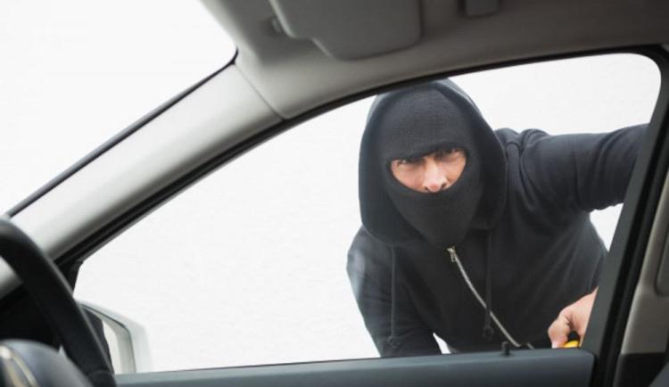 Zloděj rozbil okno Avie zaparkované v Babičkově ulici a přejel s ním do ulice Přichystalova. Hrozí mu dva roky ve vězení