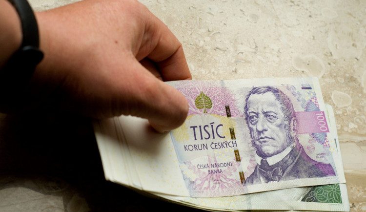 Otec několik let neplatí výživné na své dvě děti. Dluží více než dvě stě tisíc a hrozí mu vězení