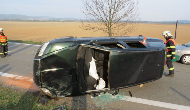 Senior přejel do protisměru a havaroval. Kvůli zranění byl převezen do nemocnice