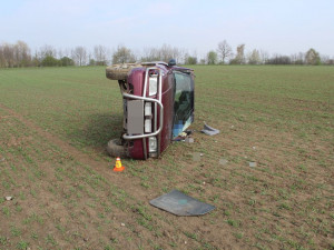 U Štěpánova havaroval starší řidič, těžce zraněný zůstal zaklíněný v autě