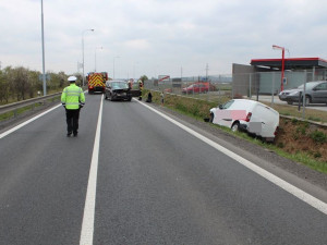 Seniorka přejela Mercedesem do protisměru, kde se srazila s Citroënem. Obě řidičky byly převezeny do nemocnice