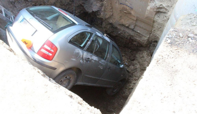 Řidička chtěla objet Tatru, skončila ve výkopu hlubokém čtyři a půl metru
