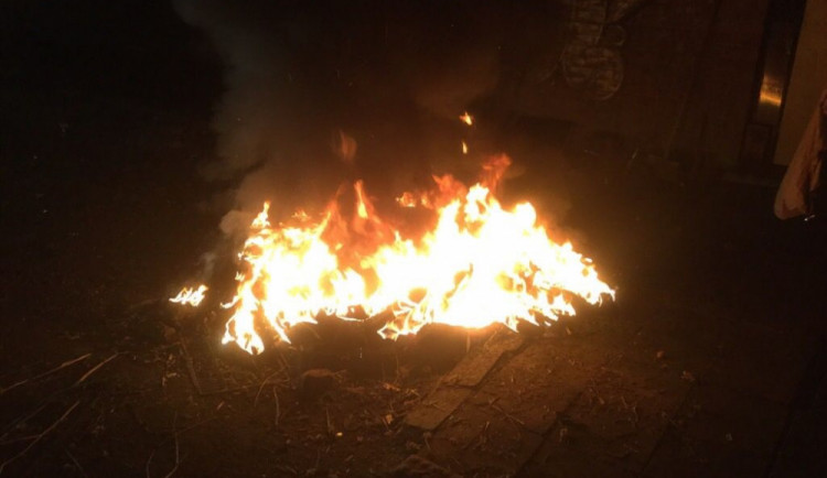 Muž v noci zapálil pneumatiky v ulici 17. listopadu, z místa utekl