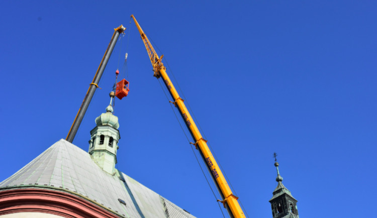 FOTO: V Hranicích začali odstraňovat zchátralou věžičku z kostela na Masarykově náměstí