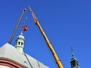 FOTO: V Hranicích začali odstraňovat zchátralou věžičku z kostela na Masarykově náměstí