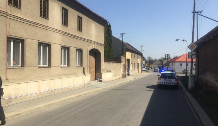 V ulici Řepčínská padaly ze střechy domu tašky