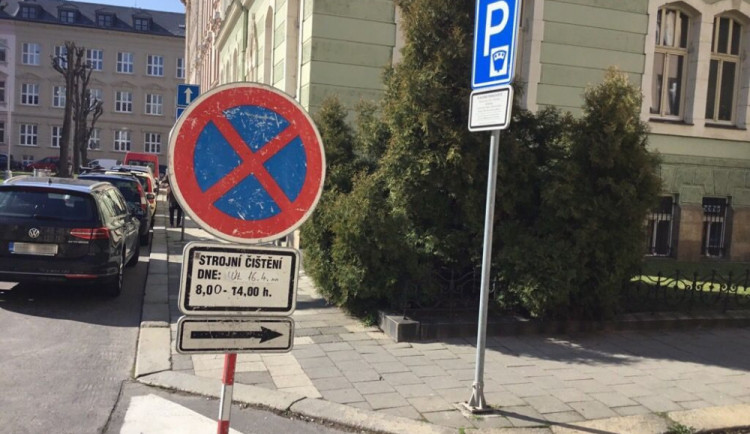 Blokové čištění stále pokračuje. Policie však řeší desítky případů zaparkovaných aut na zákazu