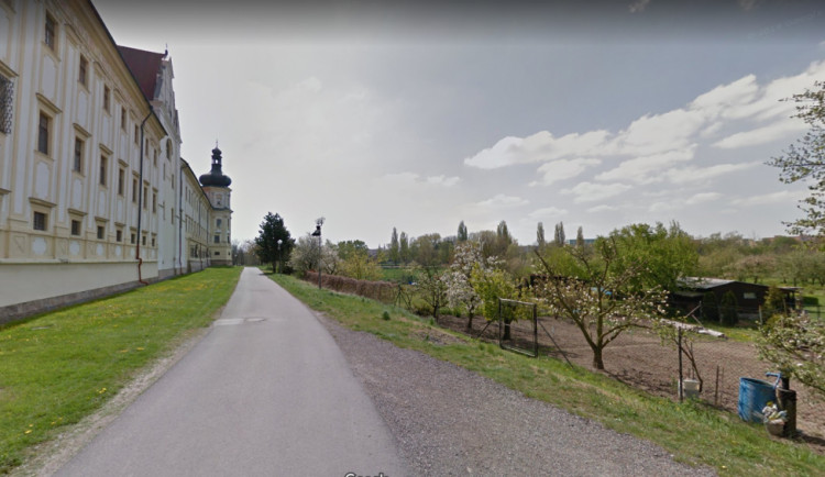 Na zahradě u Klášterního Hradiska došlo k hádce a fyzickému napadení. O dvě hodiny později tam hořelo