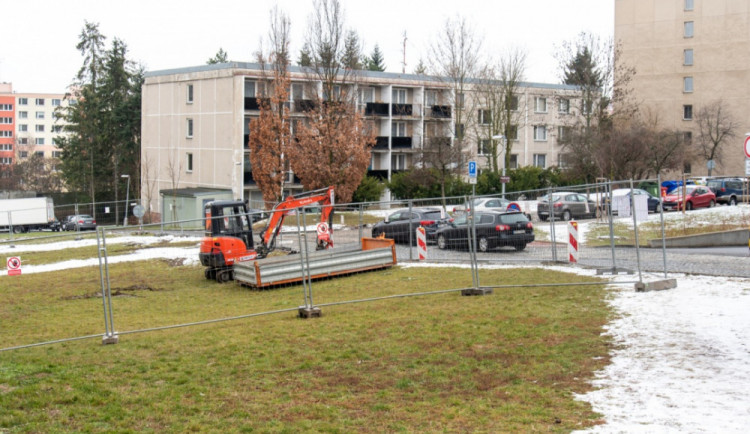 Nové parkoviště ve Fakultní nemocnici Olomouc nabídne prostor pro 29 aut