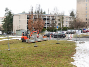 Nové parkoviště ve Fakultní nemocnici Olomouc nabídne prostor pro 29 aut