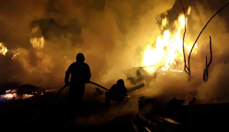 Hasiči v noci zasahovali několik hodin u požáru chatek a přístřešků v Moravském Berouně