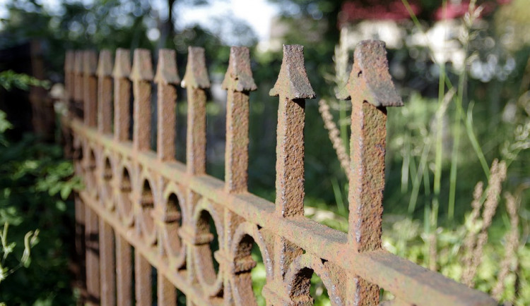 Žena zůstala téměř dvě hodiny uzamčena na neředínském hřbitově, situaci museli řešit strážníci