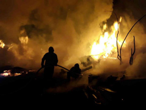 Hasiči v noci zasahovali několik hodin u požáru chatek a přístřešků v Moravském Berouně