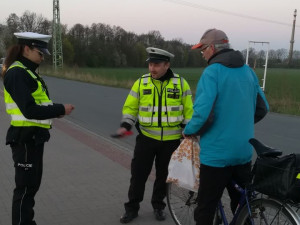 Policisté rozdávali reflexní prvky. Snaží se snižovat počet nehod