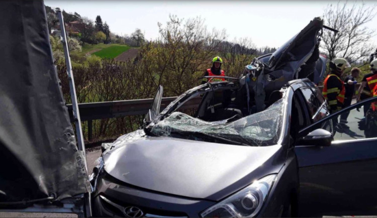 Na dálnici D46 došlo k dopravní nehodě tří osobních aut a náklaďáku, jedna osoba byla zraněna