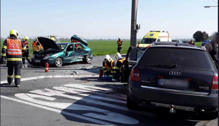 V křižovatce u Drahanovic došlo ke srážce tří aut. Byly zraněny čtyři osoby
