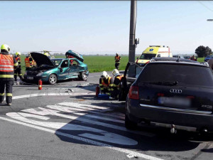 V křižovatce u Drahanovic došlo ke srážce tří aut. Byly zraněny čtyři osoby