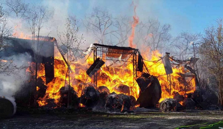 AKTUÁLNĚ: Hasiče od rána zaměstnává požár skladovací haly na len