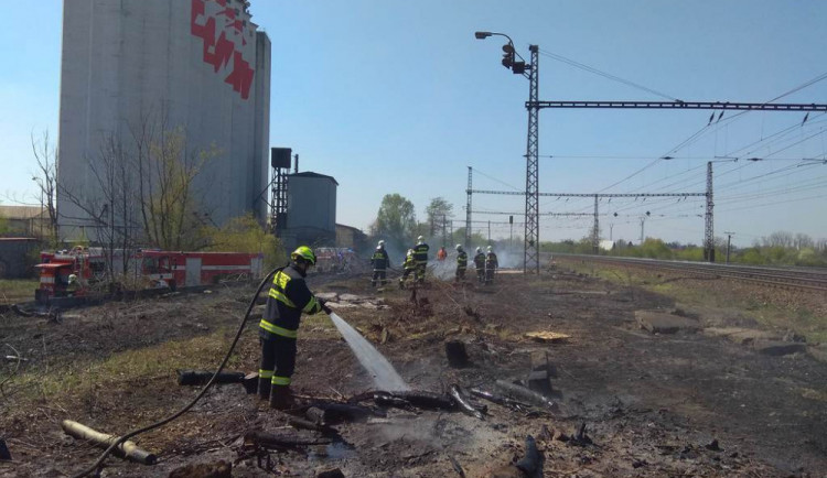 Na Velký pátek řešili přerovští strážníci únik splašků do sklepa činžáku a požár trávy u kolejí
