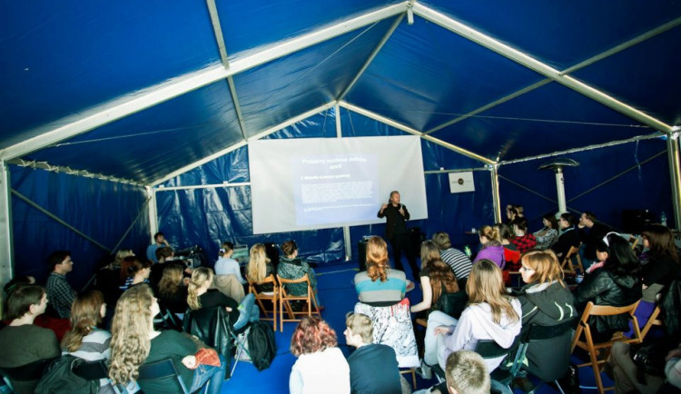 Výstavy, divadlo i ajťácký projekt čeká návštěvníky v doprovodném programu Academia Film Olomouc