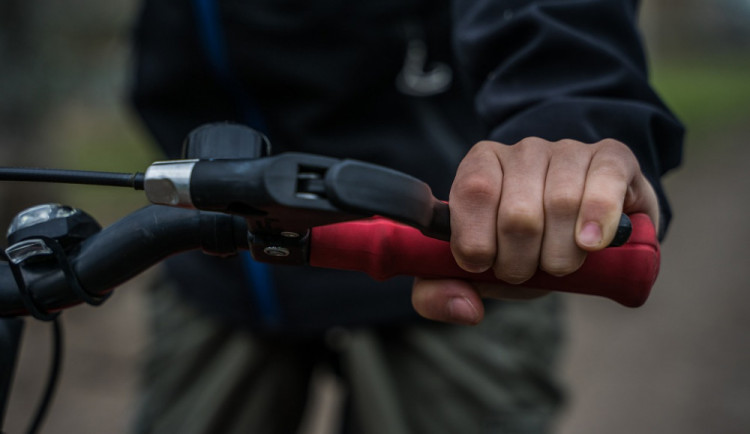 Opilý cyklista se chtěl vyhnout bruslařům, přepadl přes řídítka a zůstal ležet v bezvědomí