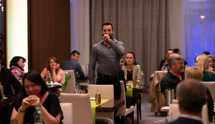 Velikonoční hodování v NH Hotelu vyšperkoval svým zpěvem i Václav Noid Bárta