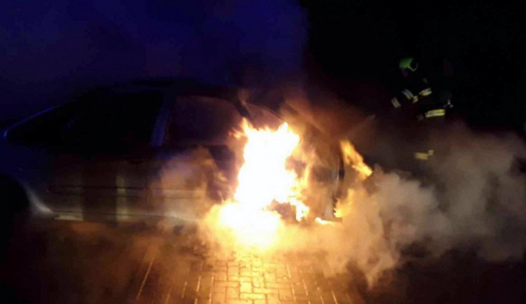 U požáru auta na Olomoucku zasahovaly dvě jednotky hasičů