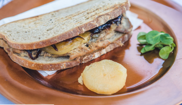 Tvarůžkový festival, který láká tisíce turistů, o víkendu provoní město