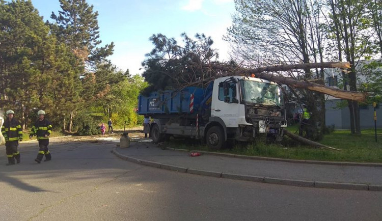 FOTO: Náklaďák v Brněnské ulici prorazil zábradlí, projel přes koleje a skončil na vedlejší ulici ve stromě