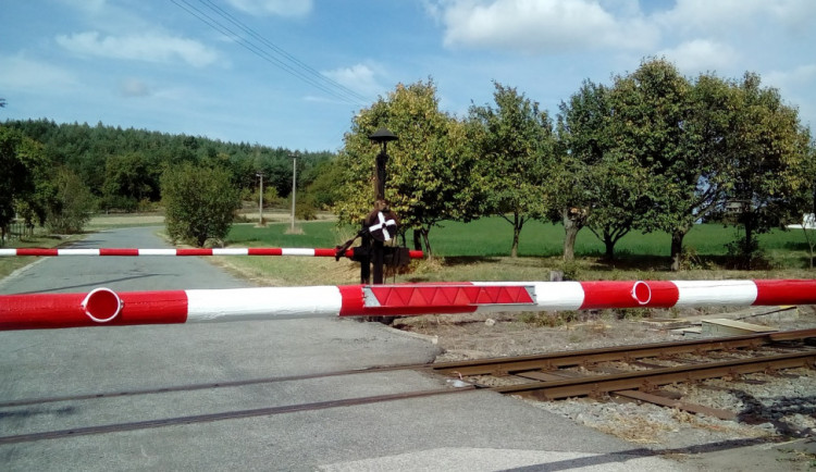 V Dluhonicích vjel kamion na trať na červenou a poškodil závoru